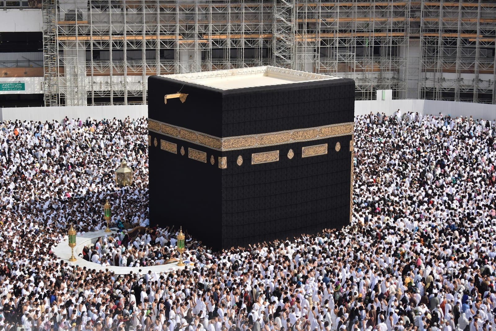 الكعبة المشرفة والمصلون في الحرم المكي